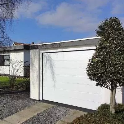 Гаражные ворота с ручным управлением Гаражные ворота белого цвета